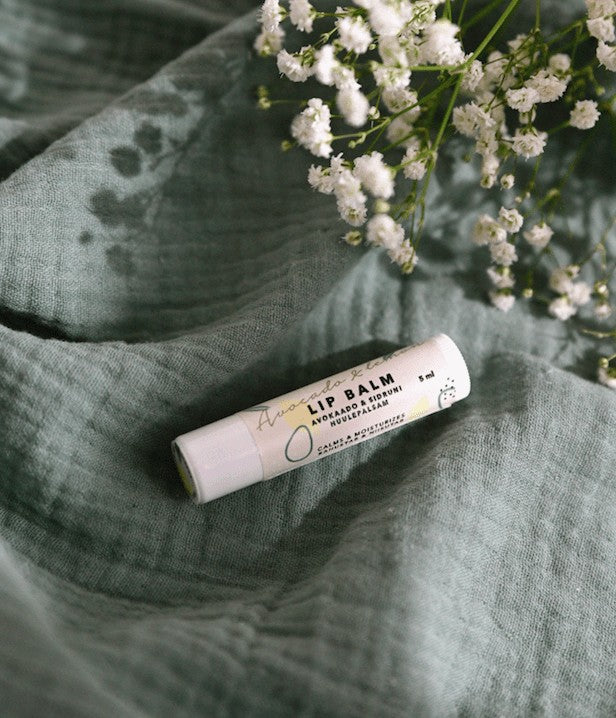 Avocado & Lemon lip balm 5 ml tube light green citrus-scented with cocoa butter beeswax